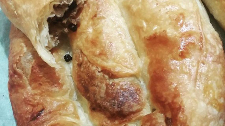 Üzümlü Kıymalı Börek Tarifi